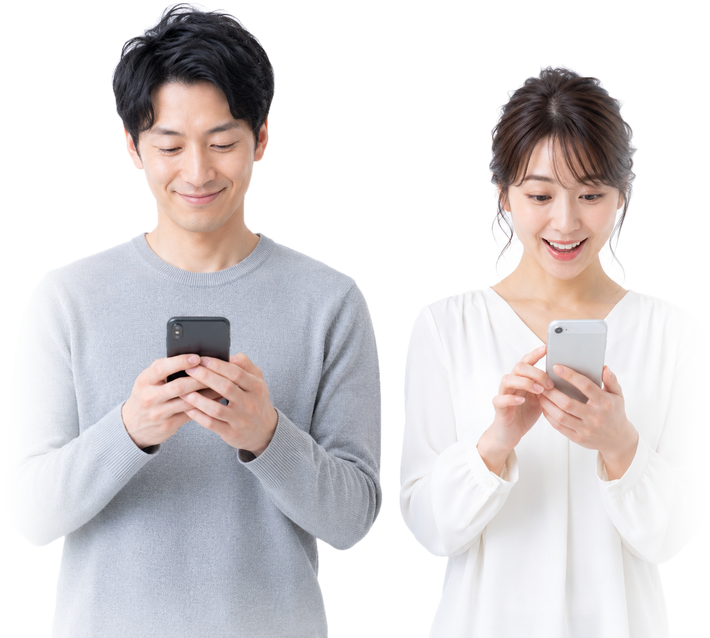スマートフォンでECを楽しむ2人